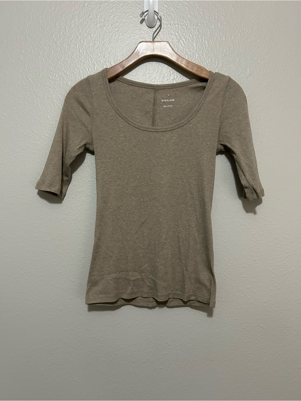 Everlane Women's Scoop Neck 3/4 Sleeve Top — Biege/light brown, size S